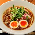 路地ダイニング わさび - 「黒しょうゆ（半熟味玉）」。ビジュアルが洒落乙。