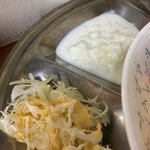 となりのインド人 - タマネギたっぷりシャバライタと、
                                キャベツの千切り。
                                
                                真っ白で地味ですね。