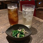 和食 えん - お通し しめじとほうれん草のお浸し ウーロン茶割（570円）すだちサワー（650円）