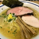 手打式超多加水麺 ののくら - 中華そば(塩)@850円　いやぁ塩も美味かった！塩味はグッと控えめなれど魚介がベースに鶏と香味野菜かなぁ？の出汁が十分にコク深くさながら手打ちパスタのような平打ち縮れ麺によく絡むので満足感はたっぷり！