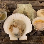 Assorted live shellfish Hamayaki (scallops, turban shells, honbinosu)