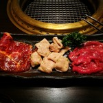 焼肉菜包 朴然 - 焼肉 A (壷漬け豚カルビ、シロコロホルモン、牛タン切り落とし)