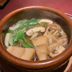 赤坂 渡なべ - 鍋：秋鮭とキノコ 秋らしい鍋。きのこがたっぷり。鮭はしっとりしていました。