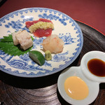 赤坂 渡なべ - お造り：ボタン海老の昆布締め、カツオ、鱧 カツオの上に葱の薬味。ねっとりと美味しい。鱧は今シーズン最後だそうです。 ボタン海老は昆布締め。このひと手間が嬉しい。