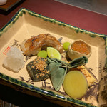赤坂 渡なべ - 焼き物：キンキ、茄子、いくらの下にある野菜がわからない