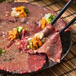 金山肉割烹 肉の権之助 - 炙りとろにくレッドカーペット