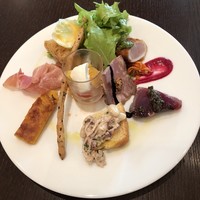 THE FUNATSUYA - 前菜の盛り合わせ。メニューには
                    5種と有りますが、サラダ含め10種あります！
                    なんて素敵なんでしょう！
