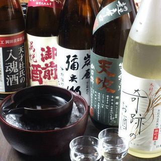 定番から珍しいものまで！全国各地から取り寄せた日本酒が自慢