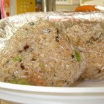 エコムスリムフーズ かなりや - 玄米おにぎり(２６２円)。玄米のおいしさに加えごまと黒米のぷちぷちした食感、刻んだ大根葉と梅干しの奏でるハーモニーがたまりましぇん！