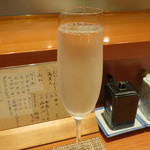 鮨 おさむ - 日本酒はグラスかお猪口が選べます