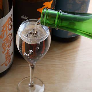 Carefully selected sake from all over the country. Enjoy the best of the season