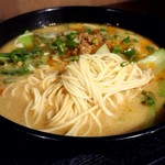 青山ふーちん - スープがよく絡む、弾力の少ない細麺。