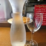 フランス田舎料理の店 ビストロ ベズ - お水はデキャンタ