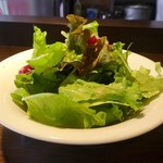 フランス田舎料理の店 ビストロ ベズ - 三元豚ホルモンとトマトとポテトのグラタン税込980円のサラダ