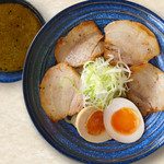 べらしお - つけめんトッピング全部のせ・煮玉子×2個・炙りチャーシュー×4枚 税抜1,030円（ピリ辛つけめんは1,050円)