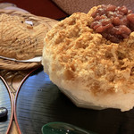 大阪浪花家 - ¥900 かき氷・黄昏（大）と¥200 たい焼き。たい焼きは、皮は薄くてパリパリ香ばしく、甘さの諄くない粒あんがぎっしり詰まってる。このたい焼きを食べたらその辺の屋台の安いのは食べられなさそう。