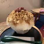 大阪浪花家 - くろみつ・ミルク・きな粉・あんこ と言う人類が大好きな4大食品が乗っているかき氷。美味しくない訳が無いヽ(；▽；)ノ
      食べ進むと中にもたっぷりの…。嗚呼、この先は言えません。