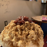 大阪浪花家 - 寄り。きな粉もかかってる。マッシュルームのような形のかき氷。氷はきめ細かく、 ふわっふわ。