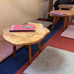 大阪浪花家 - 机はたい焼きの形。お茶目だ。座敷とカウンター席がある。