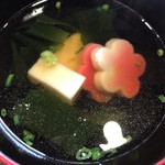 三良坂地豆腐処 豆遊 - 胡麻豆腐と生麩の吸い物