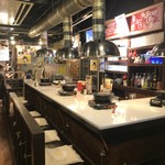 ごくらく亭 - カウンター。お一人様焼肉大歓迎❗️