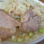 ラーメン二郎 - 豚は小振りながらネギが脇を固める