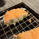 八重洲 天ぷら串 山本家 - 鳴門レンコン大葉豚バラ巻　３５０円 厚切りのレンコン。これはニンニク醤油風味でした。
