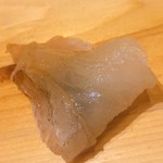 すが弥 - 名残りの甘手鰈。透けているのは塩昆布