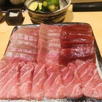 すが弥 - 塩釜の黒鮪。奥の左手から、背ナカ、腹ナカ、赤身、手前が腹カミの蛇腹