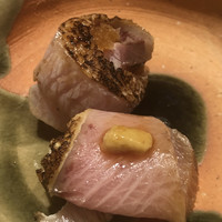 すが弥 - 噴火湾の鰤。奥は大根おろしを巻いています