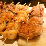 焼き鳥 鳥ひろ - 右から豚バラ、豚タン、とり身、ねぎま、