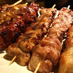 焼き鳥 鳥ひろ - 右から、ねぎま、砂ずり、鳥ハツ、鳥レバー、鳥皮、つくね