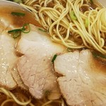 ら～めん&ぎょ～ざ MARUI - 麺とチャーシュー