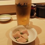 Kanda Edokkozushi - 生ビールとお通しの山芋とグリーンピース