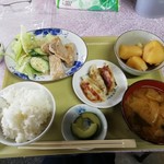 三ツ丸屋 - 日替定食 豚の塩麹ステーキ600円。塩麹に浸けた効果はあまりなかったかな？(^_^;)
            副菜は美味しかったです。