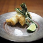 傳 - 穴子　アスパラ菜　の揚げ物