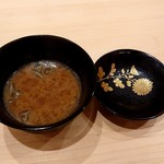 すし うえだ - 魚のあらで出汁を取った蓴菜の味噌汁