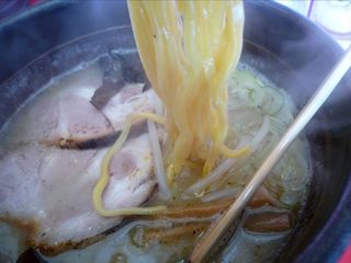 らーめん巖窟王 - 焙煎塩らーめんの麺