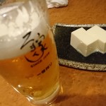 Kushidainigusumiyaki Roman'Ya - 生ビール(480円)とお通し