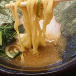 豚骨醤油ラーメン 王道家 - この麺が激ウマでしたよ
      本店はひと味違いましたね