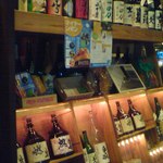 入口左手に飾ってある日本酒&焼酎の瓶