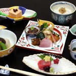 【限定2組お昼のコース】地魚、旬の食材を盛り込んだお料理が出ます