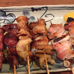 Ganso Yakitori Kushi Hacchin - レバー 皮 ねぎ間　串打ちがばらついているので火入れもばらつきが出てしまいますが気にしていないようです