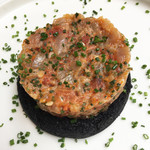 Mersea - まぐろのタルタル。トマトとたたいたマグロにピリ辛ワサビとアサツキがアクセント。　約¥1,000