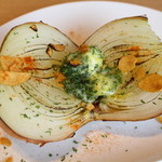 グリルキッチン きんねこ - 淡路島の甘い玉葱の丸焼き。
オリジナルのガーリックバターで美味しさ倍増！