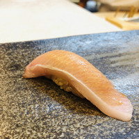 松寿司 - 脂ののったブリ。