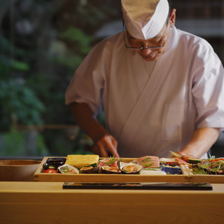 사계절의 경관을 바라보는 카운터석으로 장인의 스시 (초밥) 맛본다.