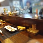 インディ庵 - カウンターから厨房を見る。