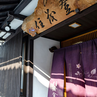 琵琶湖魚や料理の説明、漁師さんの現状など詳しく解説する店主