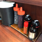 矢田かつ - 卓上にごま塩とゆかりを常備しています